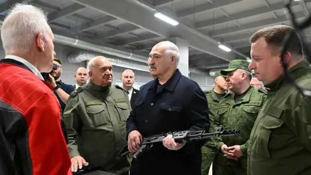 Александр Лукашенко оценил производство первого белорусского автомата