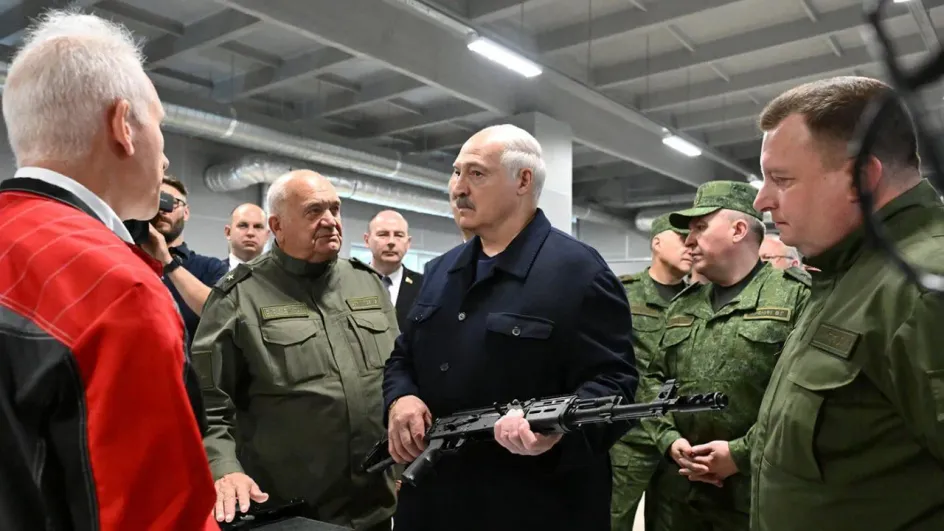 Александр Лукашенко оценил производство первого белорусского автомата Александр Лукашенко оценил производство первого белорусского автомата