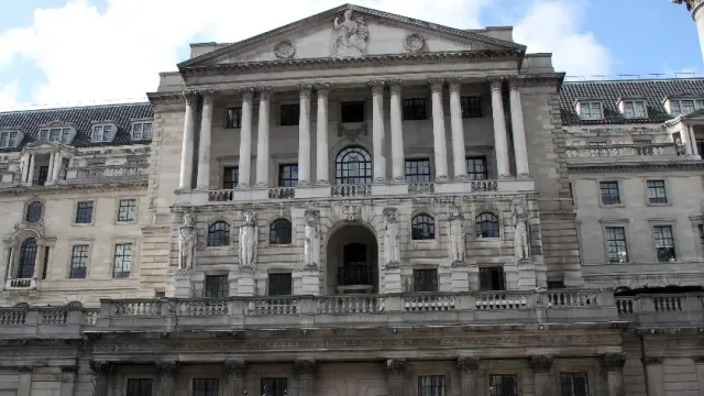 Банк Англии сохранил процентную ставку без изменений на уровне 15-летнего максимума в 5,25%