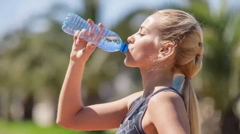 Врач Драпкина рекомендует пить больше воды при отравлении для восстановления водного баланса