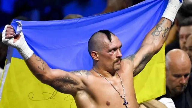Украинский боксёр Александр Усик на фронте в Нью-Йорке угрожает захватить Крым и Донбасс