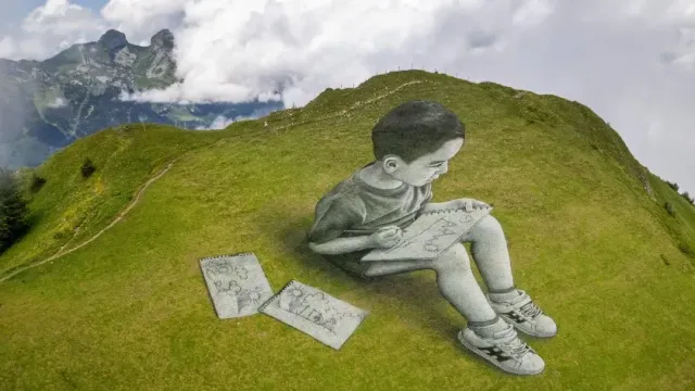 В Швейцарии художник использует горные склоны как холст