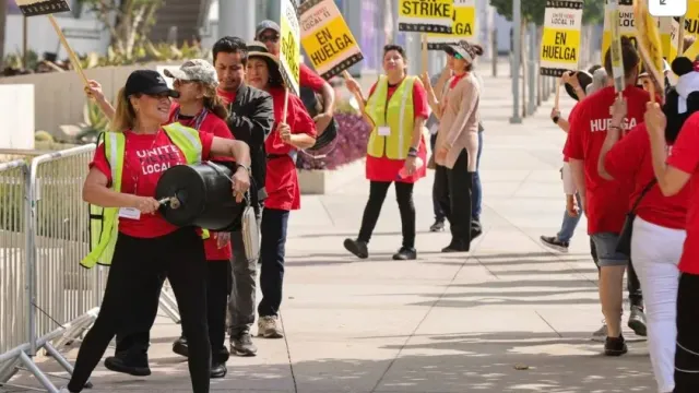 Работники отелей в Лос-Анджелесе бастуют из-за заработной платы и жилья