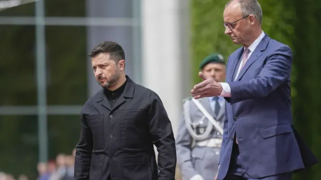 Горячая новость | Владимир Зеленский прибыл в Берлин в одежде, напоминающей робу для заключённых