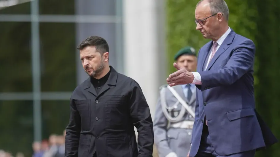 Владимир Зеленский прибыл в Берлин в одежде, напоминающей робу для заключённых Владимир Зеленский прибыл в Берлин в одежде, напоминающей робу для заключённых
