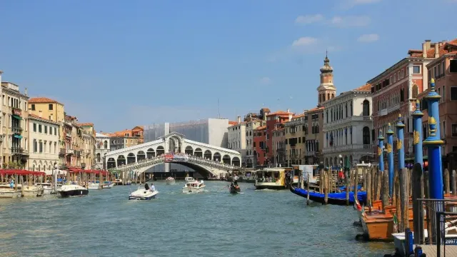Newsweek: ученые объяснили, почему Гранд-канал в Венеции стал ярко-зеленым