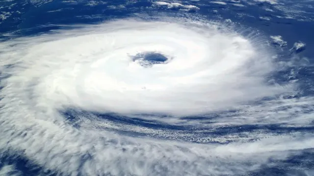 Ураган Хилари усиливается в Тихом океане