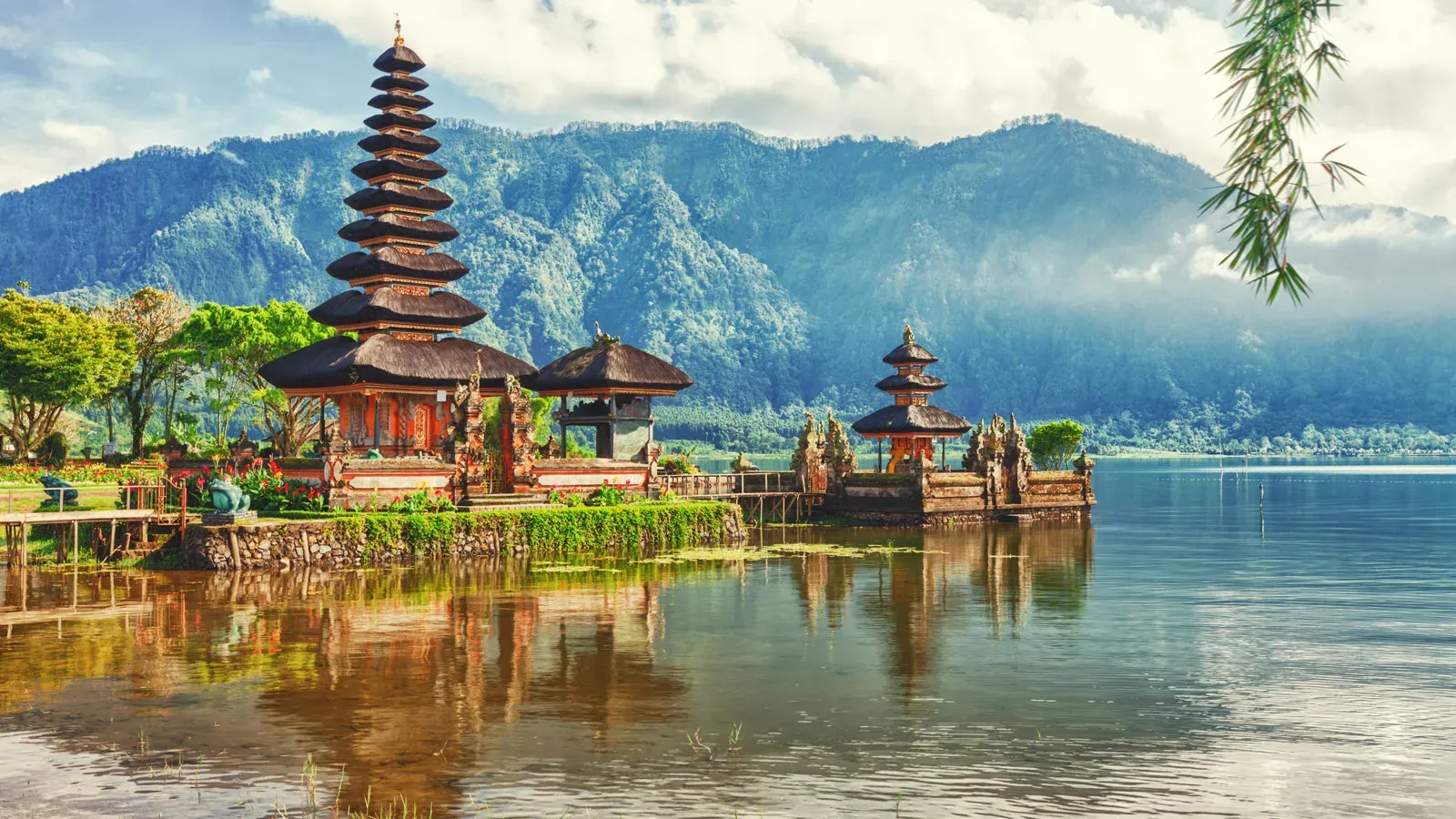 Индонезия хочет отменить визовые ограничения для 20 стран