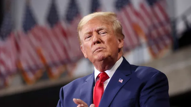 Трамп намекнул, что прекратит отправлять Украине оружие