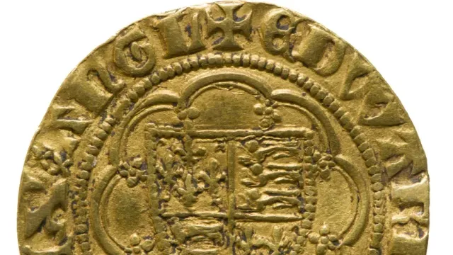 В Англии найдены две древние золотые монеты, отчеканенные с разницей в 1400 лет