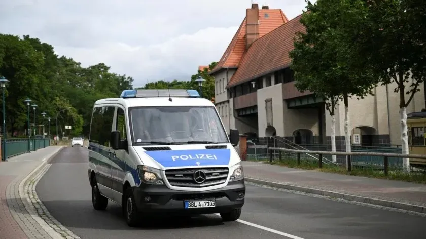 Полиция сообщает, что на южной окраине Берлина идет поисковая операция по поиску сбежавшей львицы