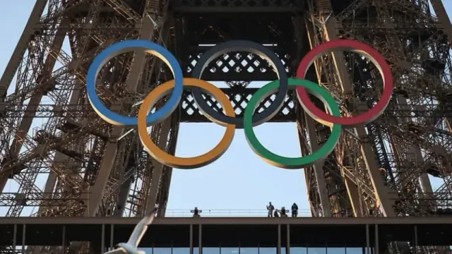 На Эйфелевой башке в Париже появились олимпийские кольца