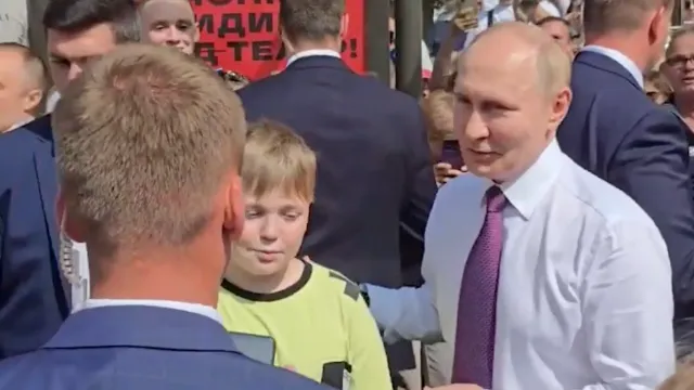 Горячая новость | Петербуржцы устроили эмоциональную встречу Владимиру Путину на Дворцовой площади