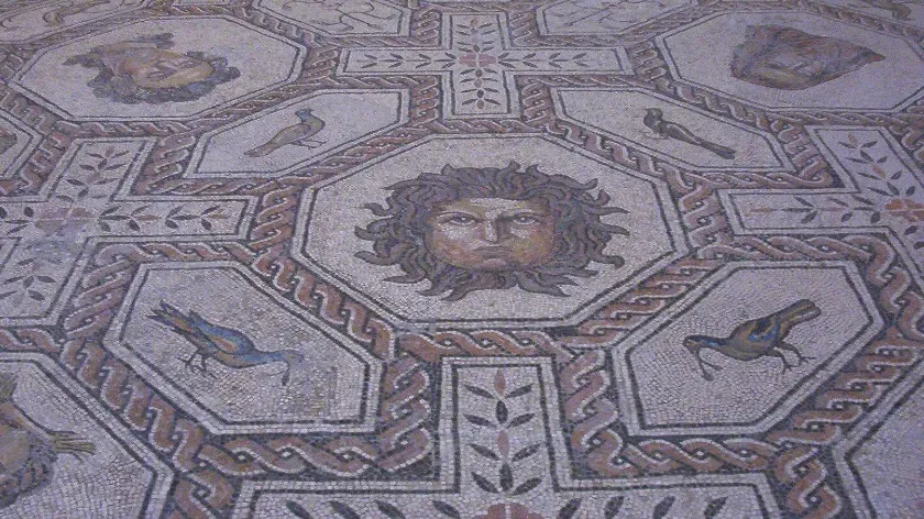 Обнаружена хорошо сохранившаяся римская мозаика Медузы со змеиными волосами