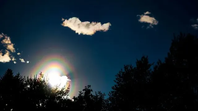 Опубликованы фотографии Солнца с необычным эффектом от "пыльцевой короны"
