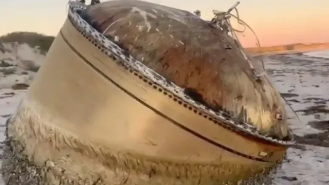 Австралийская полиция предупреждает о гигантском цилиндре, выброшенном на пляж штата Вашингтон