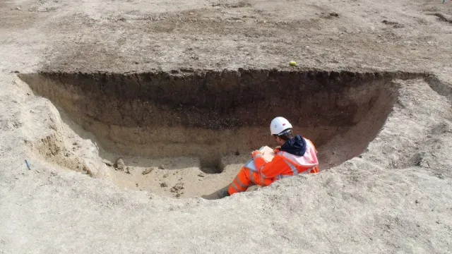 В сельской местности Лондона археологи обнаружили 25 необычных больших ям