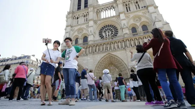 Париж возвращается к докризисному уровню посещаемости туристов