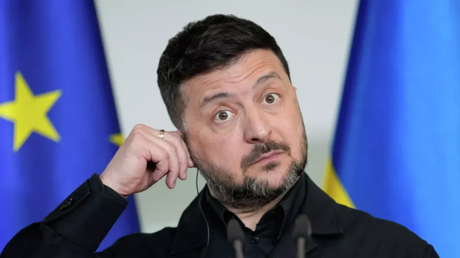 Зеленский приказал резко увеличить дальнобойные удары по РФ Зеленский приказал резко увеличить дальнобойные удары по РФ