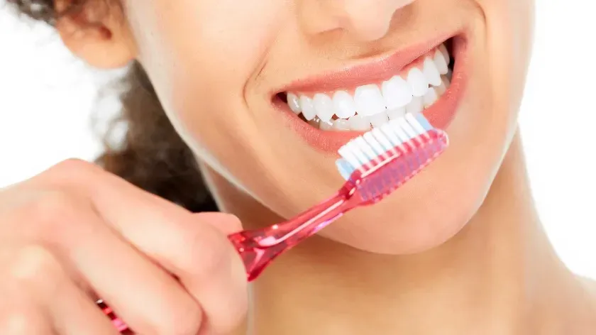 Ученые из Японии выявили связь между чисткой зубов и деменцией