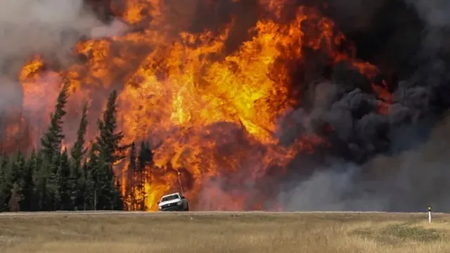 Лесные пожары в Канаде вынуждают властей эвакуировать местных жителей