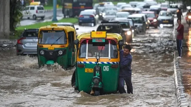 Власти Нью-Дели вынуждены закрыть школы, офисы и вводить нормирование воды из-за наводнений
