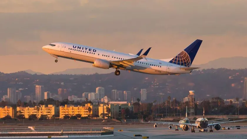 Новая политика посадки United Airlines вызывает протесты пассажиров