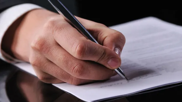 Подписан закон, обязывающий депутатов согласовывать выезды за рубеж