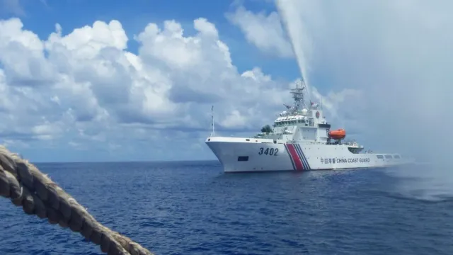 Филиппины обвинили КНР в обстреле своих судов в Южно-Китайском море