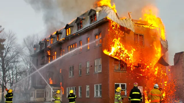 В Ижевске произошел пожар на площади 3,5 тыс. кв. м