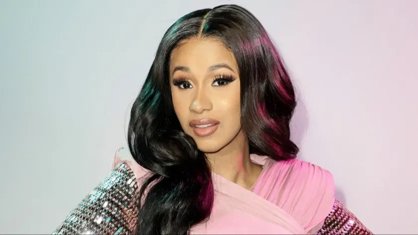 Певица Cardi B бросила микрофон в девушку на концерте после того, как та облила ее напитком