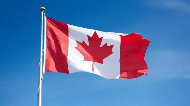 Россиянам посоветовали пока не посещать Канаду