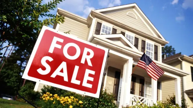 Продажи новых домов в США снизились в июне, но рынок недвижимости остается устойчивым