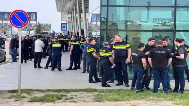 Появились кадры с протестами в аэропорту Тбилиси из-за прилета первого рейса из Москвы