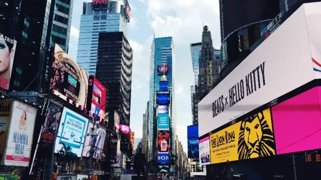 Девушка разместила лицо мужа на билборде на Таймс-сквер в честь его дня рождения