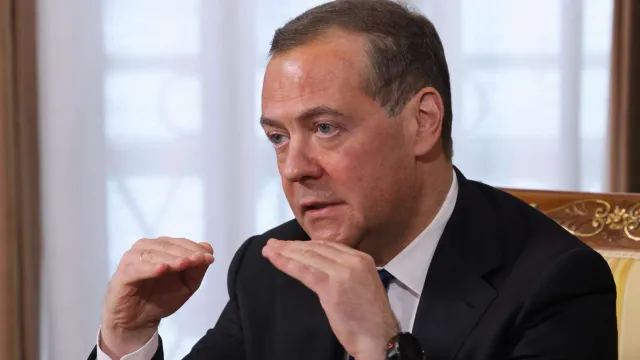 Горячая новость | Медведев заявил, что его абсурдные прогнозы постепенно сбываются