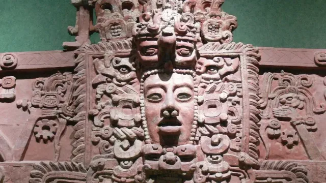 Каменные ножи обнаружены в древнем городе майя возле жертвенного алтаря