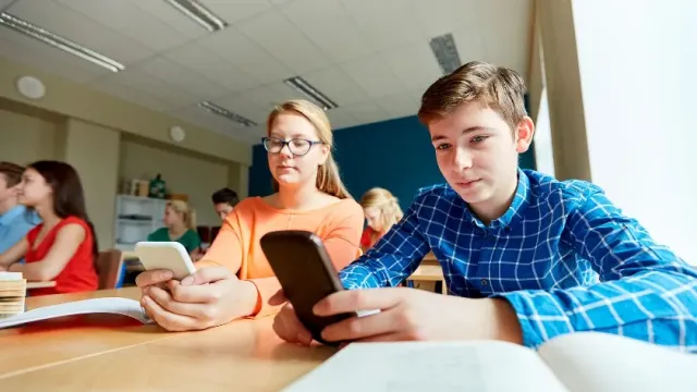 В Нидерландах власти запретят использование мобильных телефонов и других устройств в классах