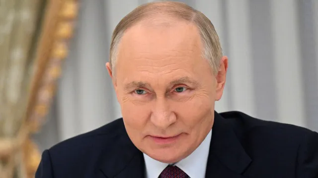 Владимир Путин: российской экономике придется пройти по острому лезвию