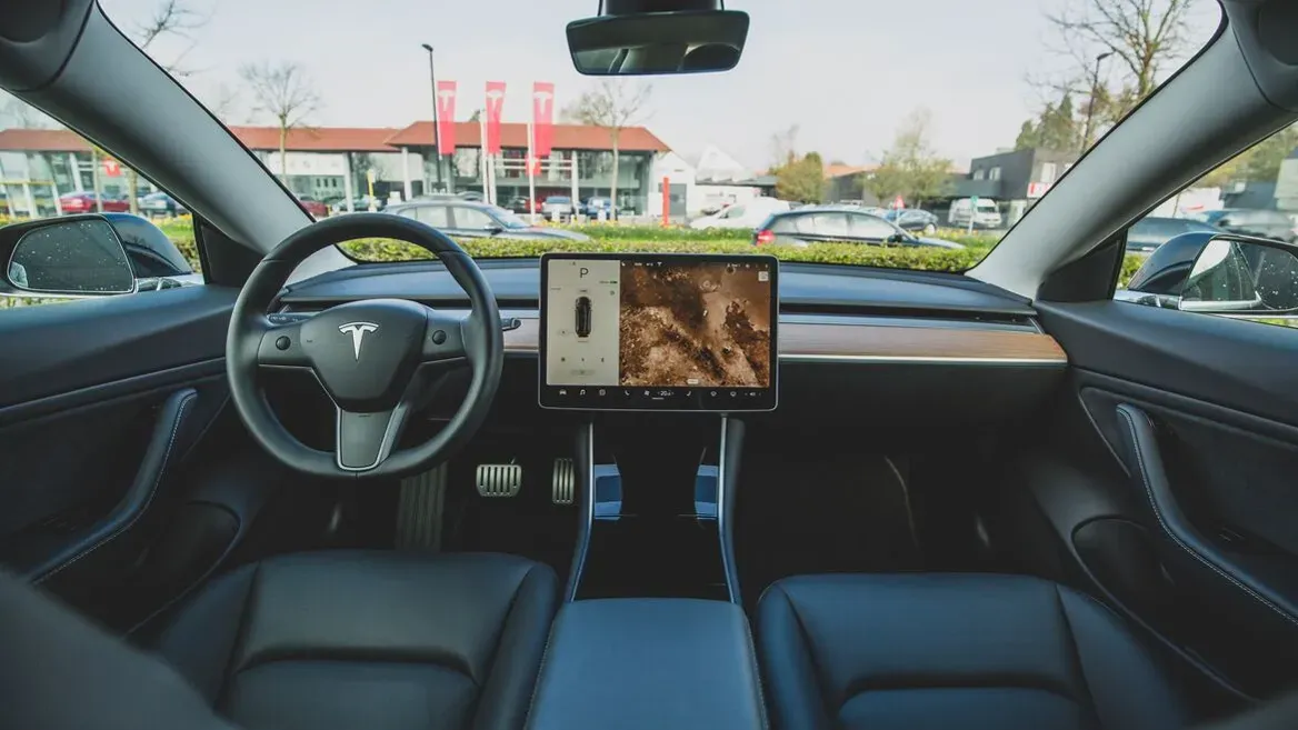 Tesla отзывает два миллиона автомобилей в США