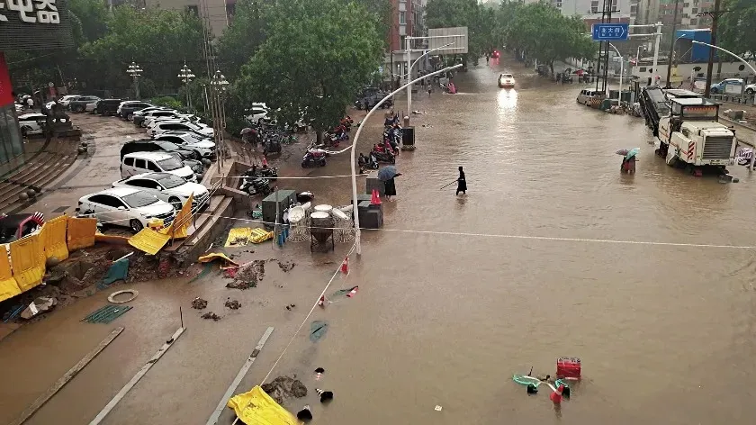 Люди покидают дома из-за проливного дождя, обрушившегося на Китай после тайфуна Доксури