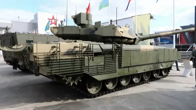 Ольшанский: танки ВС РФ «Арматы» готовы окружить город Бахмут в ДНР