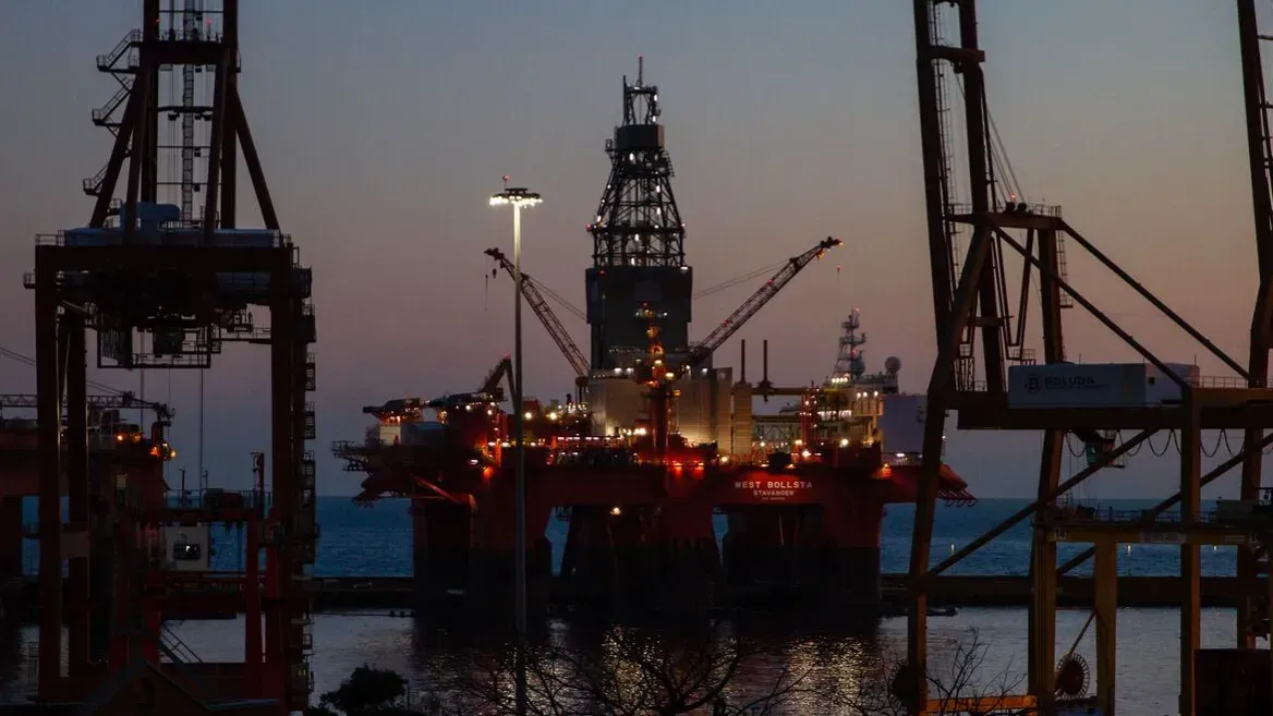 Цены на нефть падают из-за решения Анголы выйти из ОПЕК