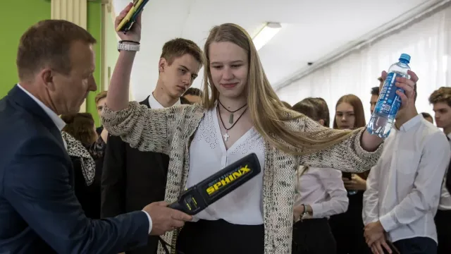 Российских школьниц заставили снимать трусы перед ЕГЭ