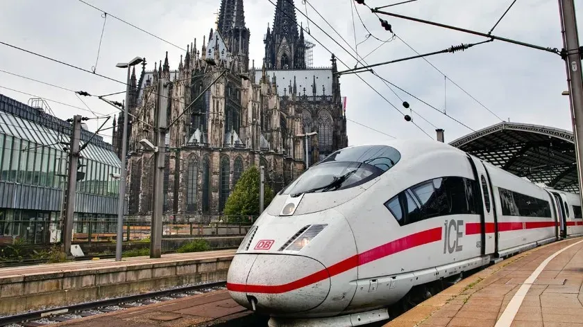 Гринпис сообщает, что в Европе стоимость проезда на поезде в 30 раз дороже, чем на самолете