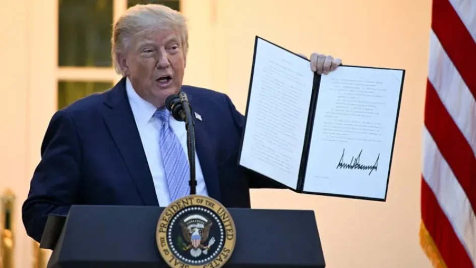 Дональд Трамп подписал законопроект об ужесточении санкций против России Дональд Трамп подписал законопроект об ужесточении санкций против России