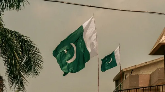 На фоне экономического спада пакистанцы мигрируют в другие страны в поисках новых возможностей