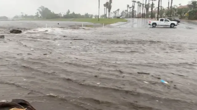 Тропический шторм Хилари вызвал внезапные наводнения в Калифорнии