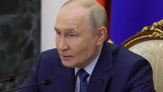 Владимир Путин отметил очереди на АЗС и наличие проблем для бизнеса